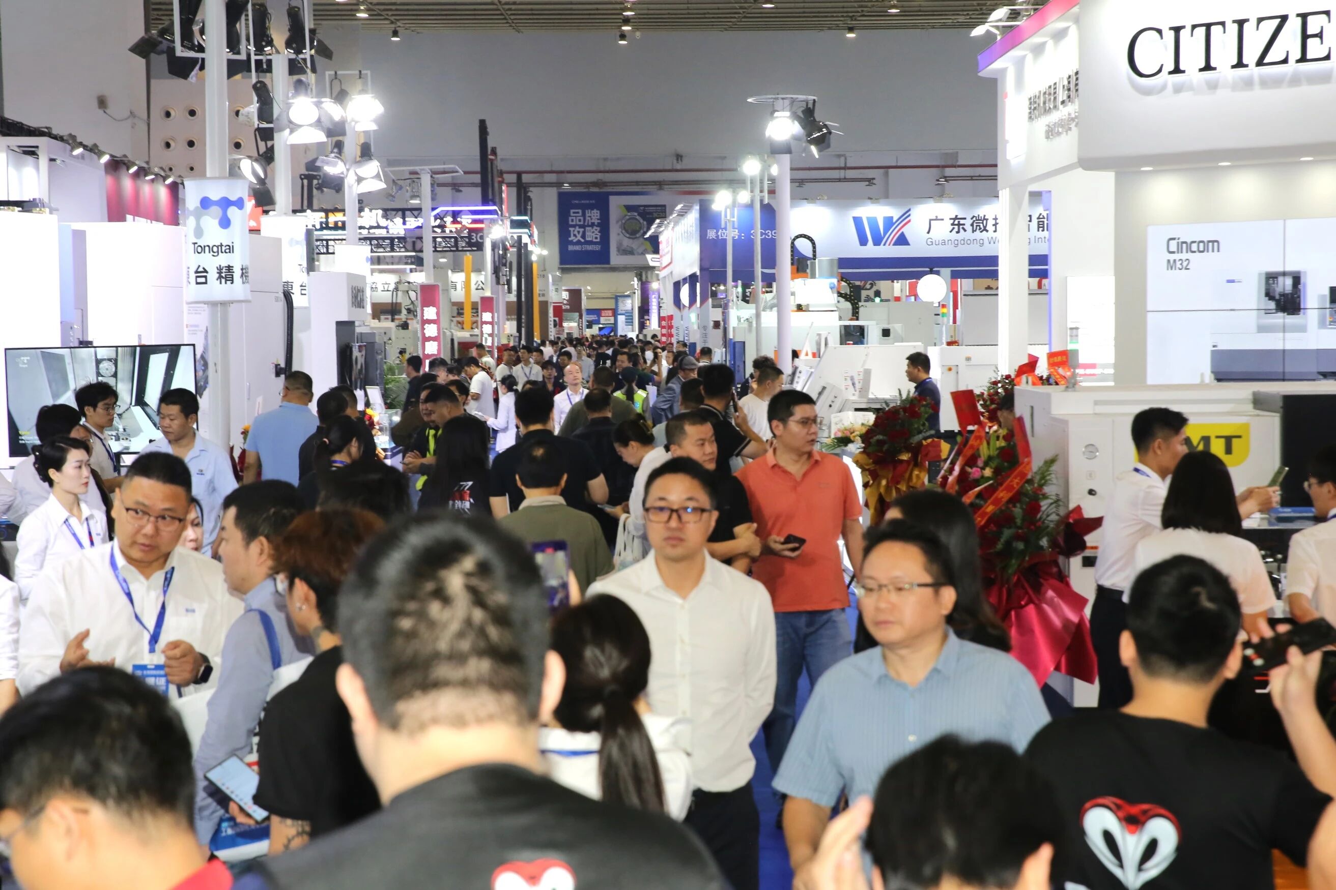 首日火爆！13万平米超大规模专业机床展昨日震撼登场！